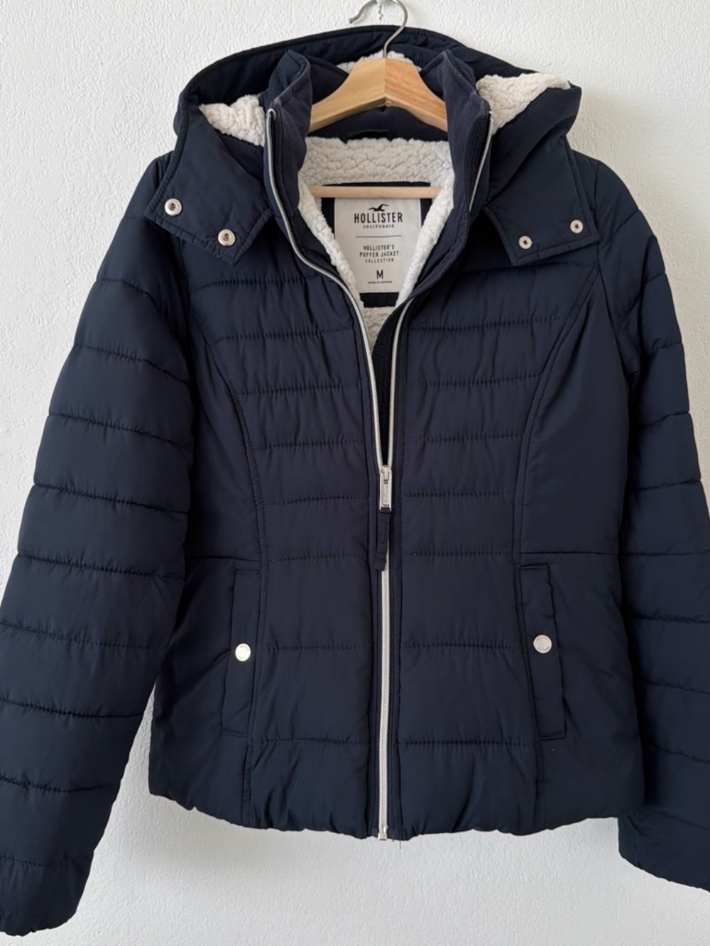 Hollister Women's Dark Navy Quilted Hooded Sherpa-Lined Puffer Jacket